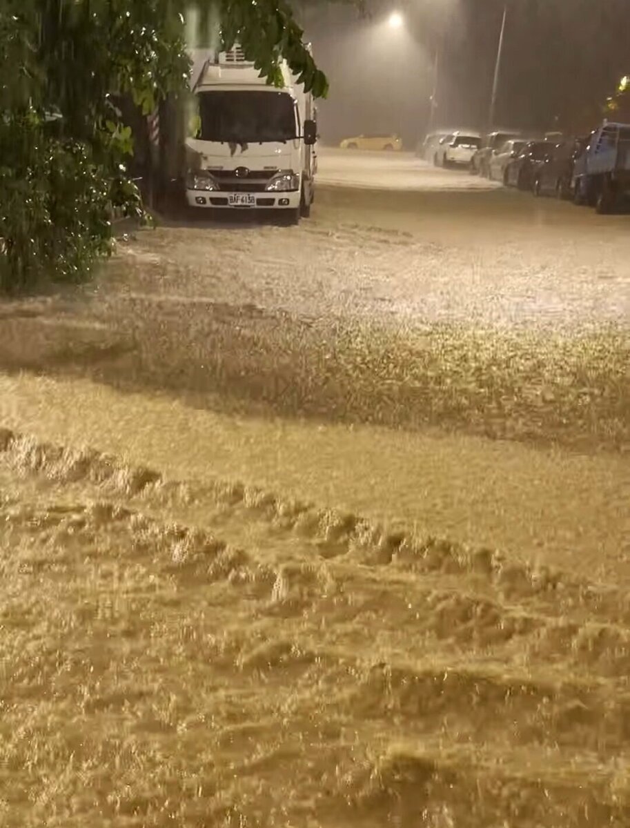 高雄市內惟地區今天凌晨強降雨，巷道宛如小河，居民直呼「太可怕了」。圖／lala_85_1o18授權提供
