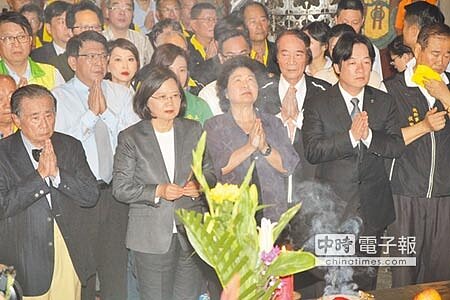 總統蔡英文(左三)前往南鯤鯓代天府參拜,台南市長賴清德(右二)、高雄市長陳菊(右三)、屏東縣長潘孟安(左二)陪同出席。(莊曜聰攝)