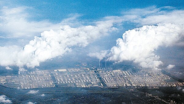 雲林縣政府將空氣汙染物排放標準加嚴管制,全國最嚴格。圖為六輕廠空拍圖。 報系資料照