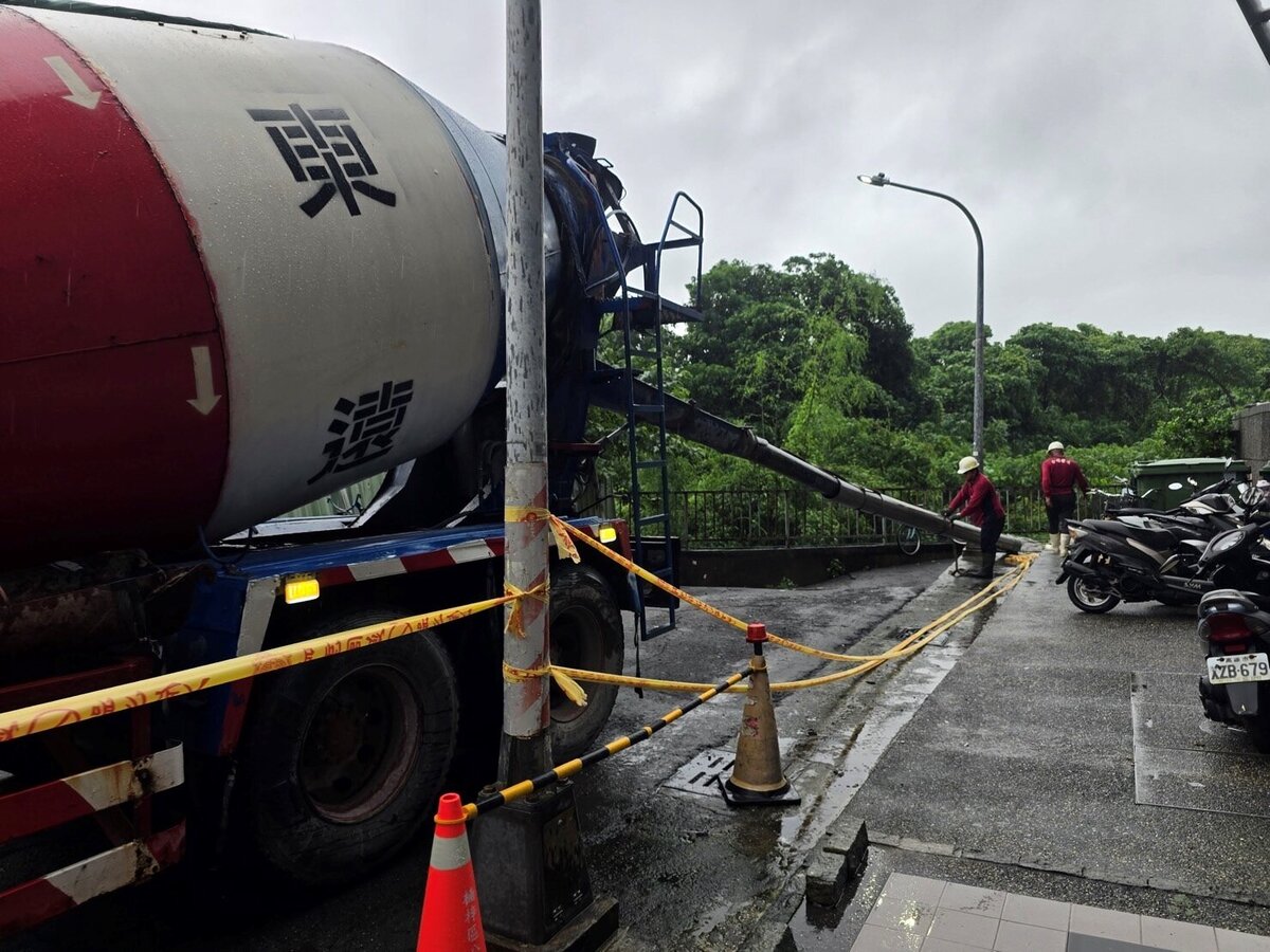 楠梓安泰街鄰鳳山厝排水護岸局部掏空，水利局緊急灌漿穩固建物基礎。圖／高雄市政府水利局提供