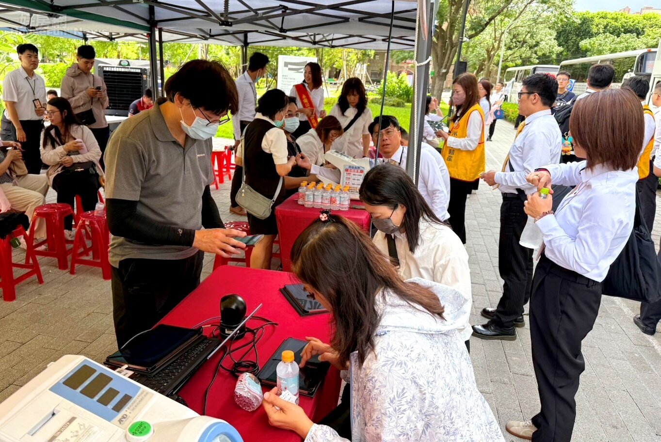 展現房仲第一品牌的服務精神！永慶加盟四品牌桃園區夥伴化身現場志工，確保活動順暢進行，讓民眾愛心都能順利地傳遞。圖／永慶房產集團提供

