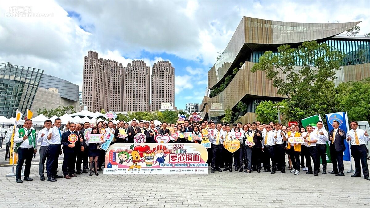 桃園市地政局長蔡金鐘與永慶加盟四品牌桃區同仁熱血合影，共同慶祝公益捐血活動圓滿落幕，成功募集809袋熱血。圖／永慶房產集團提供

