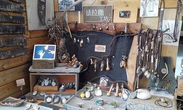 3.	空間裡展示了許多石頭手作飾品。
