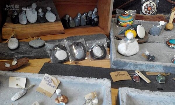 10.來自台東海岸、溪畔的小石頭,在馬秋巧手下都變成了具美感的飾品。