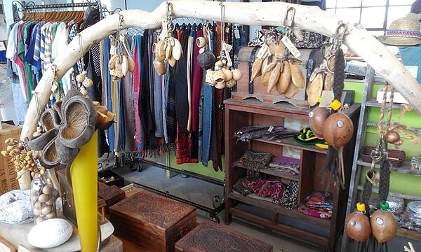 8.以漂流木吊掛佈置,別有一番風情。