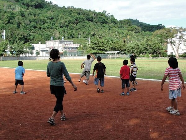 12.馬秋到國小陪伴部落的孩子，教他們踢足球。
