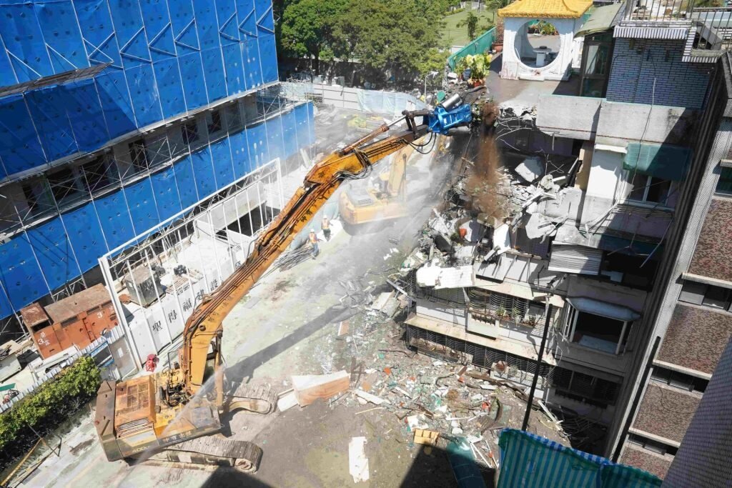 2023年「基泰大直」發生施工事故，造成鄰房下陷、倒塌，建案後續停工，也波及已簽約的預售屋買方。圖／台北市政府