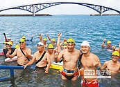 冬暖澎湖試泳　馬公市長呼過癮