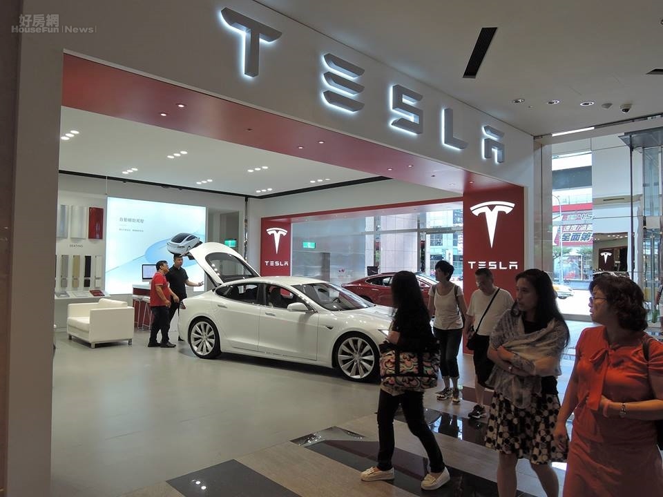 美國電動車特斯拉Tesla進駐新光三越信義A11。（好房網 News記者陳韋帆攝影）