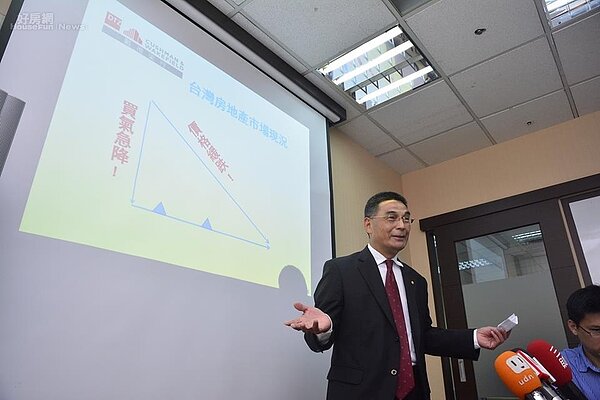 顏炳立解盤2016年底房市。(好房網News記者陳韋帆攝影)