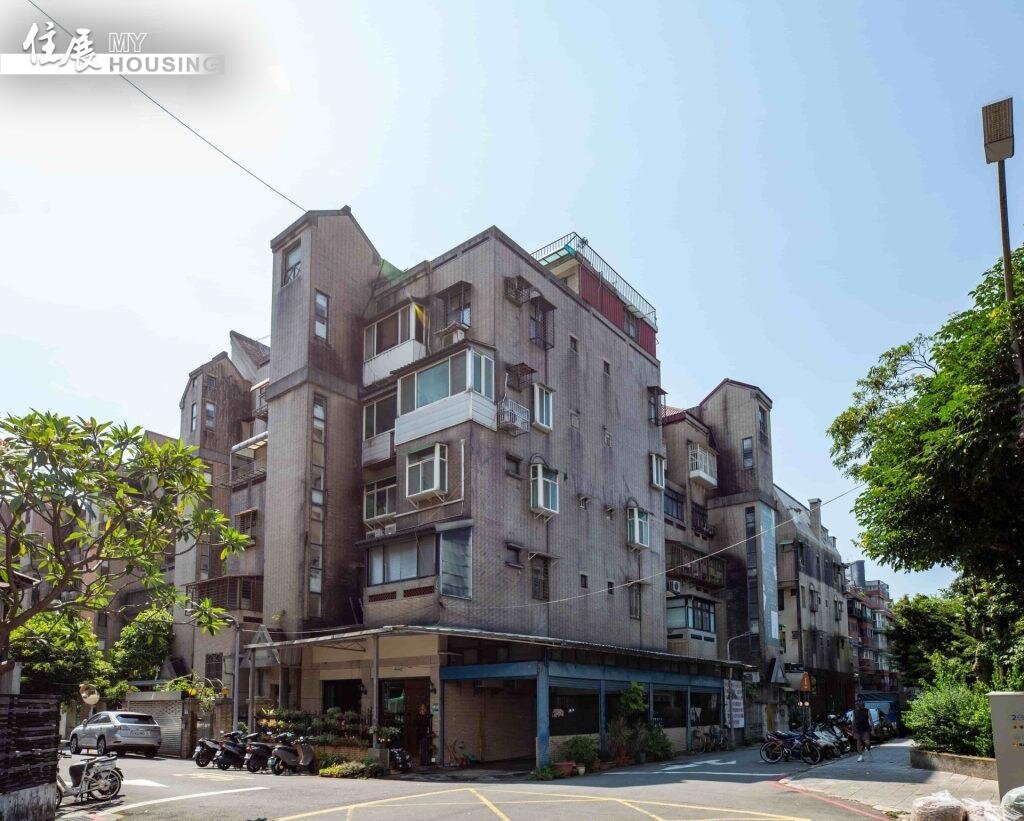 都市更新可採協議合建或權利變換等方式進行,兩者在同意條件及權益分配方式上有所不同。老舊住宅示意圖,與本文個案無關