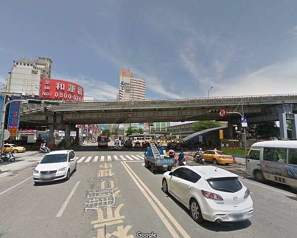 高雄市許多道路崎嶇不平。(擷取自google map)