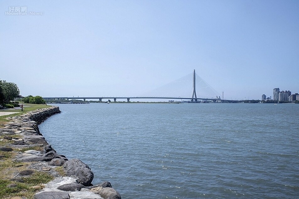 串聯淡水與八里的淡江大橋,已於今年5月12日正式通車,堪稱新北最耀眼地標。圖/國產建材實業提供