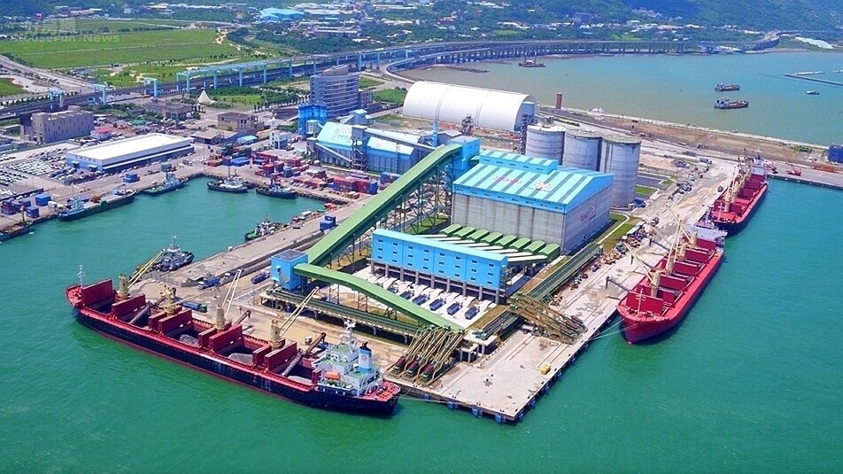 國產建材實業旗下的臺北港第二散雜貨儲運中心,是國產砂石與安心建材的重要轉運樞紐。圖/國產建材實業提供