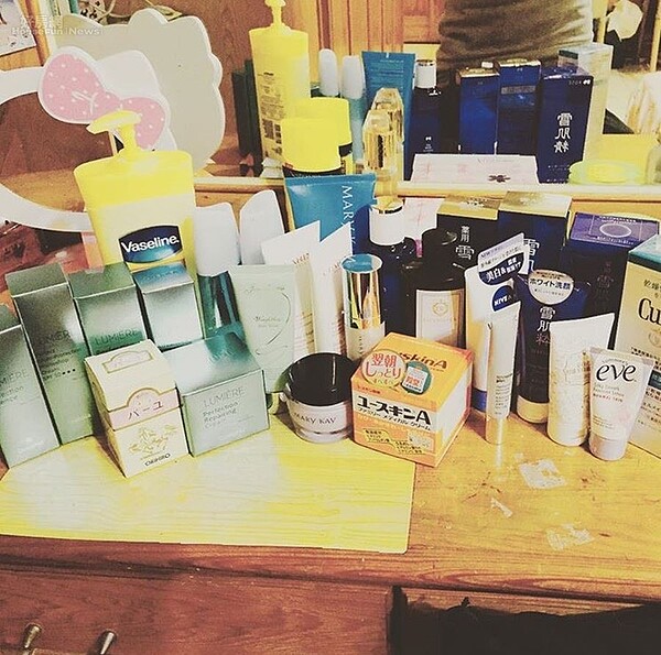 4.愛美的小晰晰，化妝台上各式化妝保養品都有。
