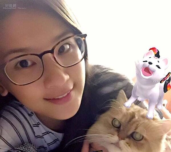 6.小晰晰與貓咪住在一起，宅在家時愛與貓咪玩耍。
