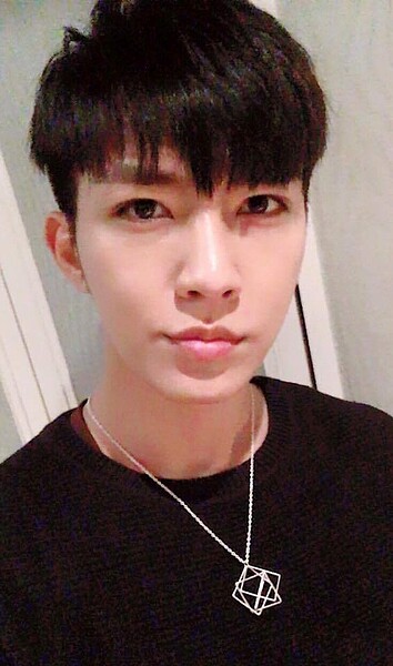 炎亞綸透露自己正在看房中「想看200坪!但買不起啦!」。(翻攝自炎亞綸臉書)