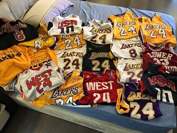 炎亞綸蒐集Kobe球衣。(翻攝自炎亞綸臉書)