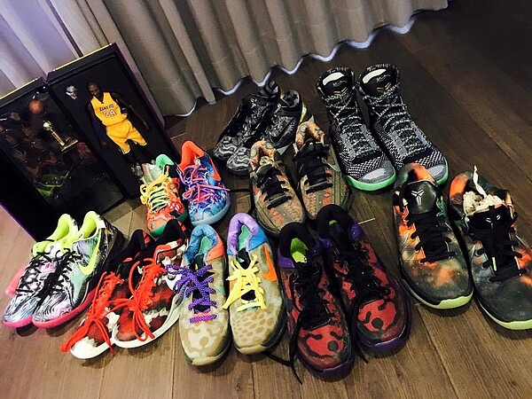 炎亞綸蒐集球鞋。(翻攝自炎亞綸Aaron Yan臉書)