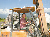 從組合屋到庭園　他用石材打造文創活路