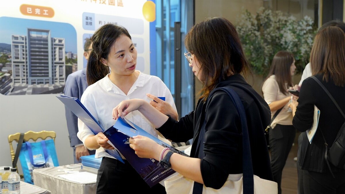 現場廠商與參展業者熱絡交流,拓展產業合作商機。圖/新北市政府提供