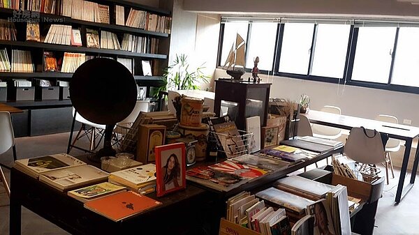 2. 書店整體空間復古與現代感交融。