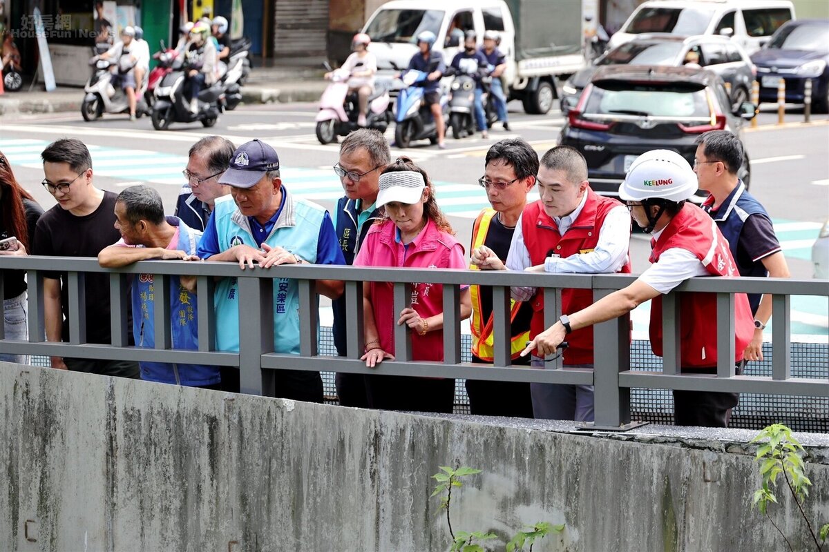 基隆市長謝國樑率領市府工務團隊,視察大武崙溪沿線防汛整備。圖/基隆市政府