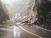 花東坍方路斷、水淹小腿