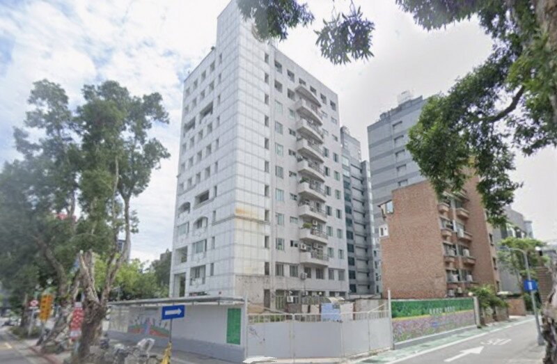 台北市大安分局旁的危老案,基地約143.39坪、開價9.03億元拍賣,拆算每坪土地開價約629.75萬元。圖/翻攝自Google Map
