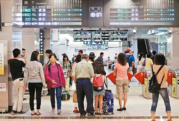 南港也塞爆
國慶連假第一天,有不少民眾到高鐵南港站買自由座,自由座車廂幾乎都客滿。 記者曾吉松/攝影