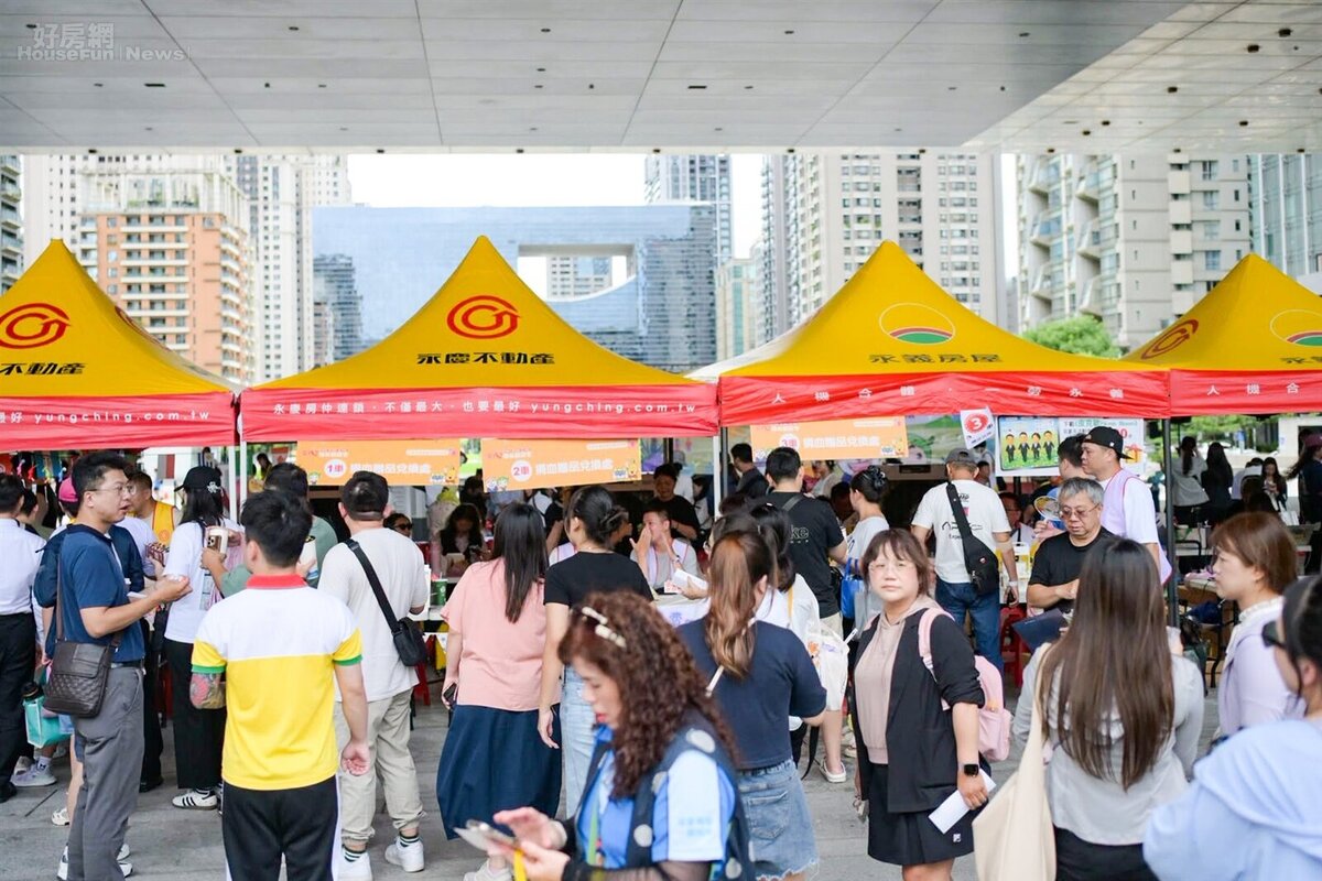 逾6千位民眾踴躍參與「愛心捐血園遊會」,當日成功募集到998袋熱血,贈品兌換攤位人潮滿滿。圖/永慶房產集團提供