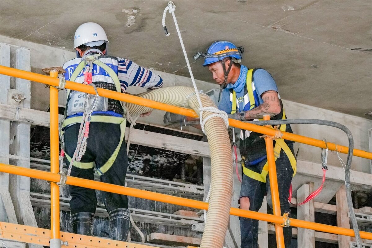 桃捷綠線「三軌共站」樞紐地下結構完成。圖/桃園市政府提供