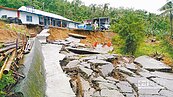 走山撕裂民宅　路面落差10公尺