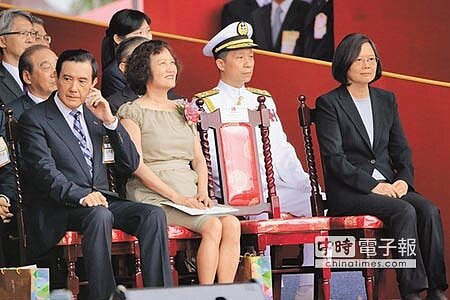 國慶大會10日在總統府前舉行,蔡總統(右一)國慶談話表示,維持現狀是對人民的承諾;前總統馬英九(左一)稍後回應說,沒維持「九二共識」這現狀,讓承諾成空洞口號。圖為馬蔡昨在國慶大典幾乎零互動。(方濬哲攝)