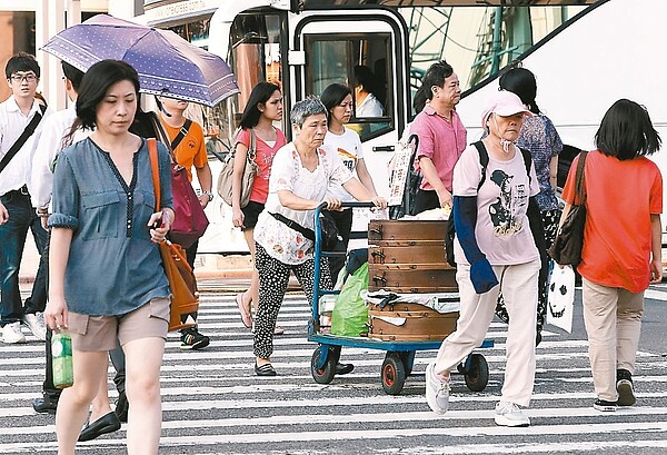 勞保天花板可望由目前45,800元推升到約58,100元。 本報系資料庫