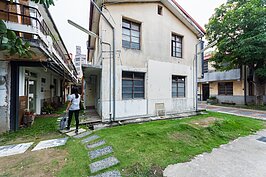 在省府時期，分別在南投與台中興建了五處宿舍用以安頓當時的員工。其中以審計處人員為主的就入住靠近現今勤美綠園道的審計新村。兩層樓四拼類似小透天的建築，比對周邊高聳入雲的電梯社區大樓，在繁華的現代化社會中更凸顯了幽靜風味。