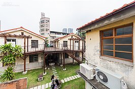 雖不是假日，因此這裡並沒有太多的遊客，反而可以不受打擾的細細品味審計新村的美。