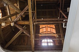 另外一個角度還可看到導入光線與對流空氣的氣窗，部分木頭顏色較新為後期修復。