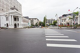 台中市役所周邊有許多歷史建築，包括原本是台中市府所在地的台中州廳建築，兩者都是在台難得一見的巴洛克式風格。來此遊玩不妨放慢腳步細細品味。