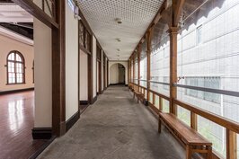 二樓走廊部分為了保護古蹟，外層用大型玻璃隔開，以防雨水侵蝕。菱格紋地板在當時是豪華的象徵。