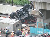 淡海輕軌掉大梁　吊車駕駛骨折