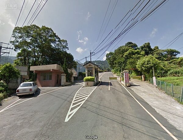 新北市汐止區水源路2段72巷後方社區民宅地基持續遭掏空。(翻攝自google map)