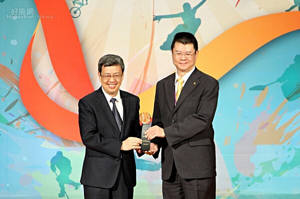 永慶房產集團業務總經理葉凌棋(右),從副總統陳建仁(左)手中領取「2016運動企業認證標章」(圖/永慶房屋提供)