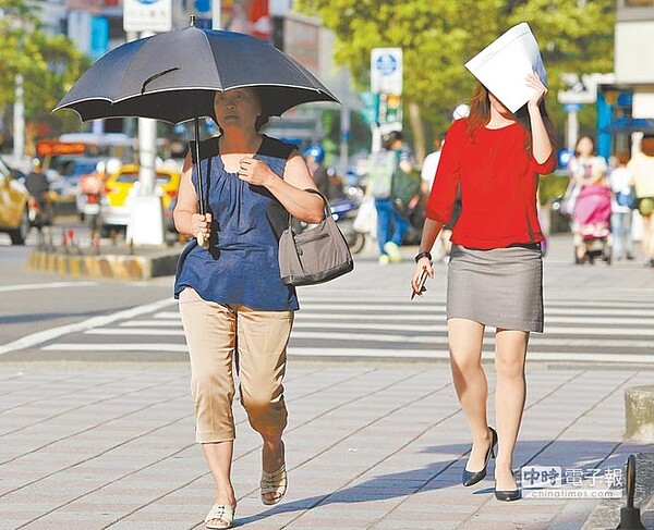 全台連日高溫,台北市1日氣溫飆到38.7℃,創百餘年來的6月最高溫,民眾外出除了陽傘外,手邊的東西都成了遮陽工具。(楊彩成攝)