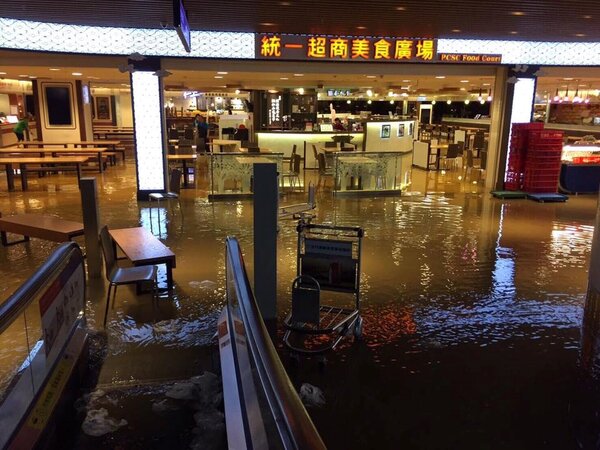 桃園機場成汪洋！受到豪大雨影響，第二航廈淹滿泥水，讓網友傻眼。（圖／翻攝自爆料公社）
