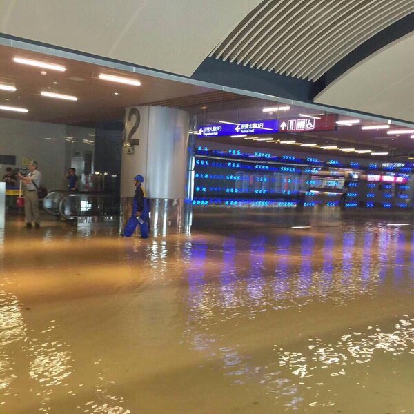桃園機場成汪洋！受到豪大雨影響，第二航廈淹滿泥水，讓網友傻眼。（圖／翻攝自爆料公社）
