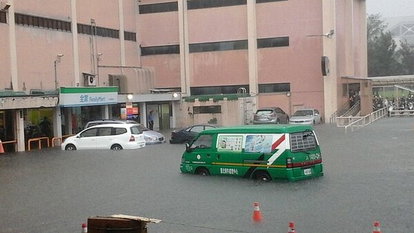 桃園機場成汪洋！受到豪大雨影響，第二航廈淹滿泥水，讓網友傻眼。（圖／翻攝自爆料公社）
