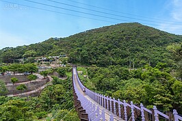 白石湖吊橋一景，對面即是碧山巖停車場，因此到此旅遊交通部分不用擔心，有內湖捷運站有小型公車往返。