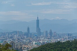 站在碧山巖後方可一覽台北市美景。