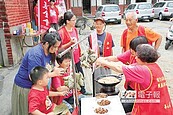 志工包粽送溫馨　獨居阿公很感動